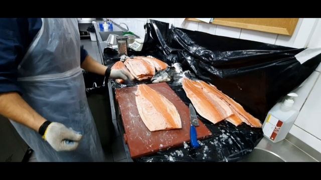 Как почистить рыбу лосось ??? смотреть онлайн