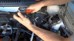 Как проверить  давление топливного насоса на Mazda Demio