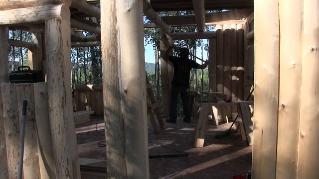 Alaska Log Cabin Project.............Building the roof! смотреть онлайн