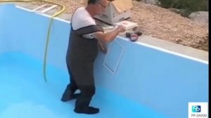 Монтаж пленки ПВХ в бассейне