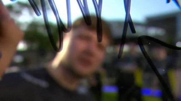 симпл делает роспись на камере (без звука)