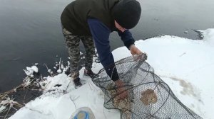 Как ловить живца зимой. Ловля рыбы на косынку .Как ловить на паук. Рыбалка на мормышку