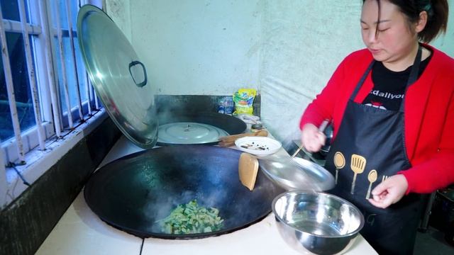 老公買鯪魚罐頭，搭配牛皮菜炒，女兒說太好吃了 | Delicious vegetable and canning recipes! The kids love them too смотреть онлайн