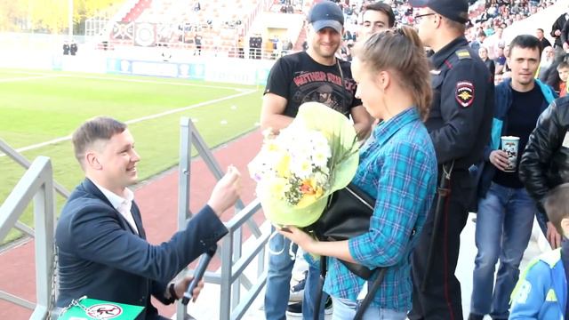 Артем делает предложение Екатерине на матче "Тосно" смотреть онлайн