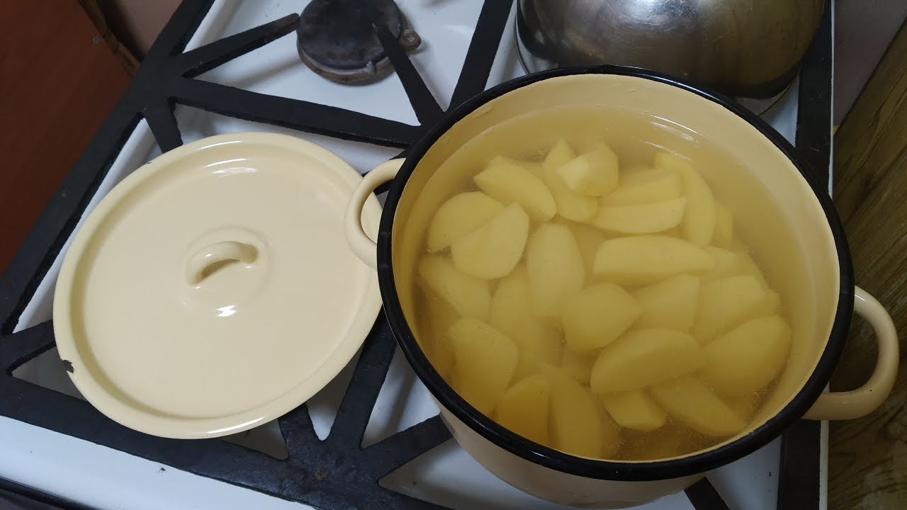Картошка кусочками в кастрюле смотреть онлайн