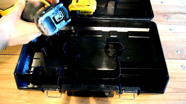 DEWALT DCS380 -  Fierastrau Tip Sabie Cu Acumulatori 18V