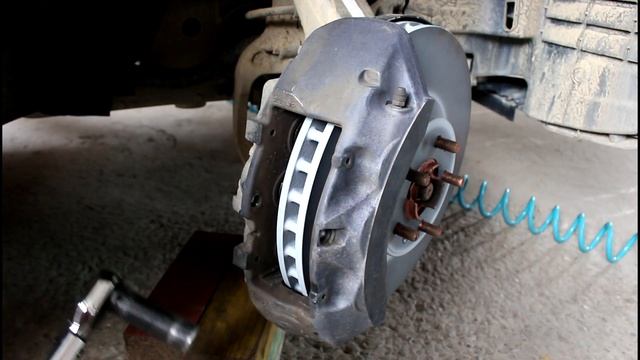 Замена передних тормозных дисков и колодок на Range Rover Sport Ленд Ровер Спорт 3,0 2014 года смотреть онлайн