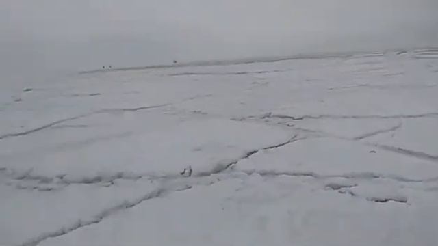Лёд треснул от волны ;( смотреть онлайн