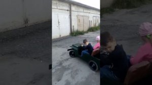 детский электромобиль на шуруповертах