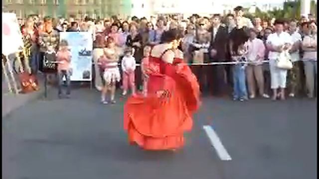 1 Танцы на площади. Инна Марухленко в пляске "Скрипка" смотреть онлайн