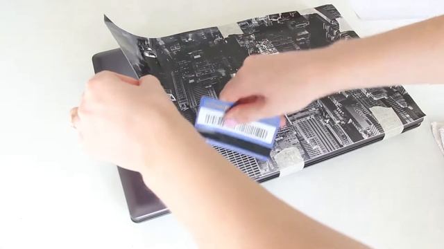 Как наклеить виниловую наклейку SKINZ.RU на ноутбук смотреть онлайн