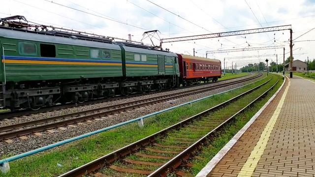 Электровоз ВЛ8М-727 с вагоном-дефектоскопом на станции Славянский курорт смотреть онлайн