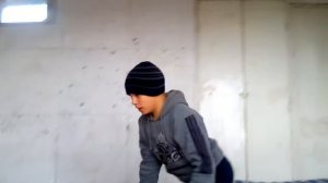 очень смешная обучалка как встать на ноги с пола