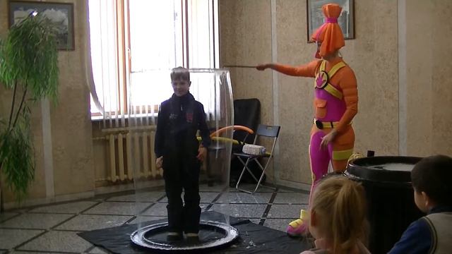 Новогоднее шоу мыльных пузырей. Большой мыльный пузырь смотреть онлайн