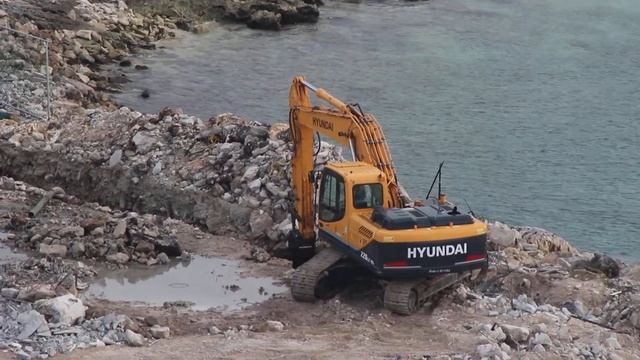 Hyundai 220LC digging rock on the beach смотреть онлайн