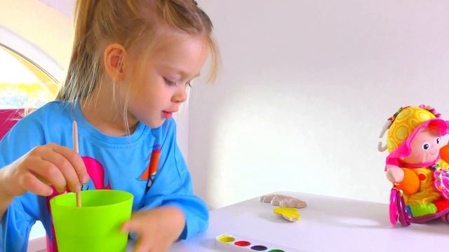 Vasena makes gypsum animal figures and paints in bright colors смотреть онлайн
