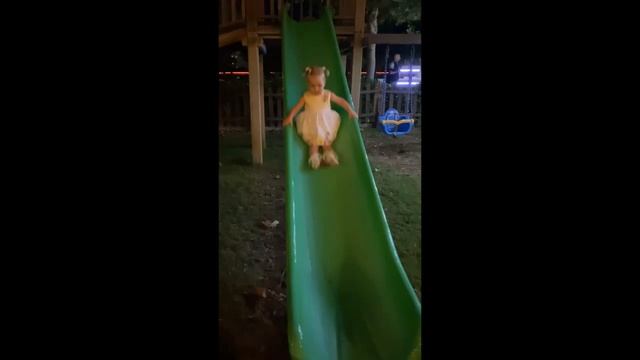 2-летняя дочь Леры Кудрявцевой бесстрашно катится с высокой горки смотреть онлайн