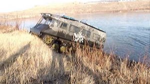 Гусеничный вездеход (на основе ГСП) на плаву.