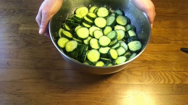 Огурцы кружочками на зиму.Делаю их каждый год, и они определённо мои любимые! смотреть онлайн