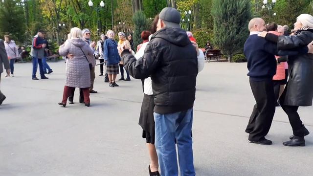 С ДНЁМ РОЖДЕНИЯ, ЛЮБОВЬ МОЯ!???/ТАНЦЫ В ПАРКЕ ГОРЬКОГО ХАРЬКОВ МАЙ 2021 смотреть онлайн
