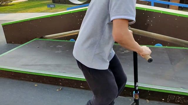 ТОП 5 СТРИТ ТРЮКА НА САМОКАТЕ ДЛЯ НОВИЧКА смотреть онлайн