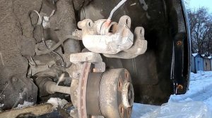 BMW F30 320D X drive, замена передних тормозных колодок и датчика, сброс сервиса по замене колодок.