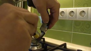 Склеиваю чайник холодной сваркой и суперклеем