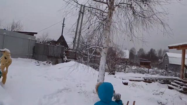 Посетили дачу зимой | Леплю снеговика на крыше смотреть онлайн