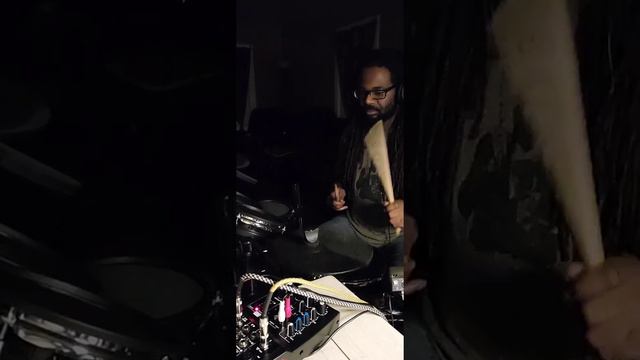 Alesis Surge Electronic Drum Kit Trap Kit using built on sounds смотреть онлайн