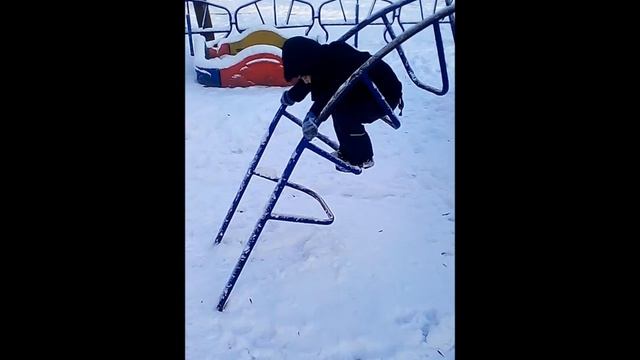 ЗИМА В УКРАИНЕ....МНОГО СНЕГА./Winter in Ukraine...walking on the playground смотреть онлайн