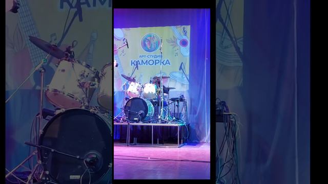 В 10 лет играет Nirvana "Drain you"+ соло на барабанах смотреть онлайн