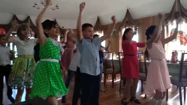 Выпускной 4 А класса в кафе смотреть онлайн