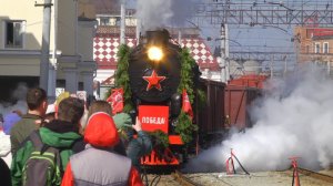 Люди встречают «Эшелон Победы»