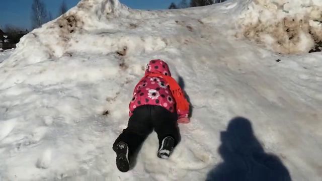 Зимние забавы.Видео без монтажа как есть.Маленькая Ксюша 2 года смотреть онлайн