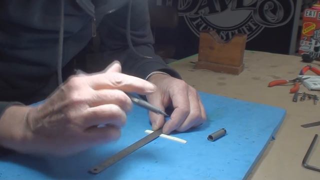 Shave Your Acoustic Bridge Saddle The Easy Way смотреть онлайн