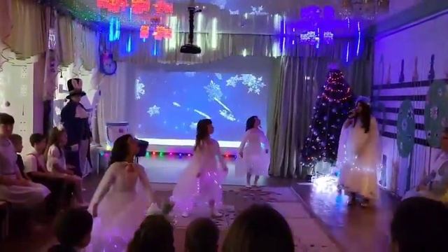 Красивый танец "Розы и снежинок" под красивую песню МБДОУ "Рябинка" подготовительная группа смотреть онлайн
