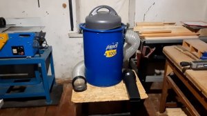 Стружкоотсос, вытяжная установка, пылесос в столярной мастерской.