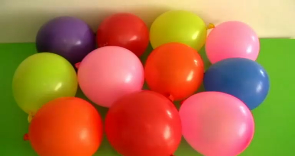 Сюрпризы в шариках. Лопаем воздушные шары смотреть онлайн