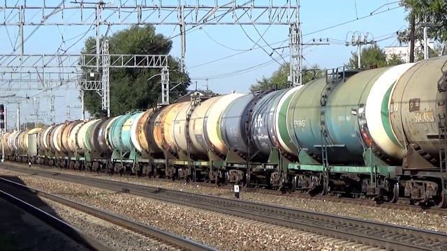 Электровоз ВЛ10-1515 очень медленно едет по станции