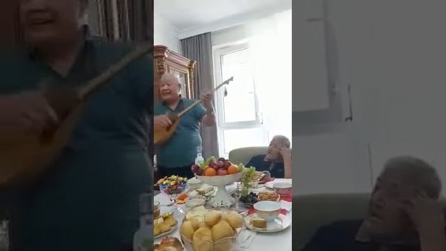 КАЗАХИ ЭТО ОЧЕНЬ ХОРОШИЕ ЛЮДИ И ДАЖЕ ГОСТЕЙ ВСТРЕЧАЮТ РУССКОЙ ПЕСНЕЙ ИГРАЯ НА ДОМБРЕ , СУПЕР !!! смотреть онлайн