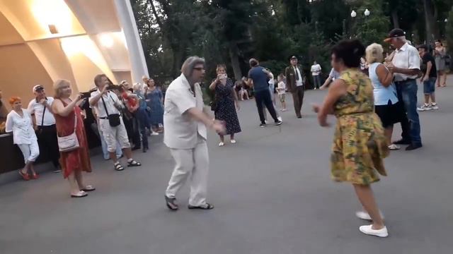 А я люблю тебя мою чужую Счастливые минуты в парке Горького Харьков смотреть онлайн