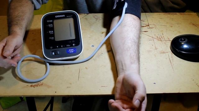 Очень удобно.Автоматический тонометр Omron M6 Comfort. смотреть онлайн