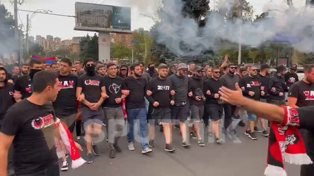 Болельщики армянской сборной перед матчем своих любимчиков против Хорватии смотреть онлайн