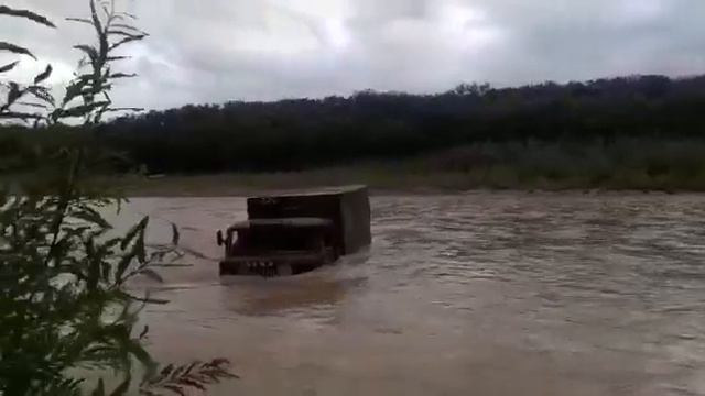Газ 66 с дизельным мотором переплывает речку.