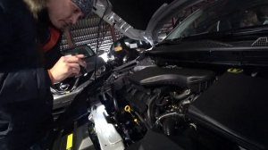 Проверка нового автомобиля в салоне перед покупкой автоэкспертом. Купить новую машину.