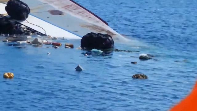Ужас Люди борются за свою жизнь Корабль тонет посреди моря Sinking ship at sea смотреть онлайн