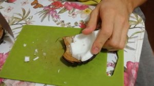 Как вытащить мякоть кокоса из скорлупы