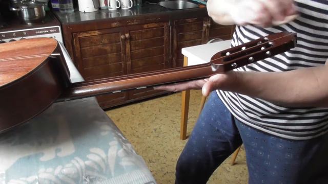 Покрытие тампоном с шеллаком всего грифа(видео №773). смотреть онлайн