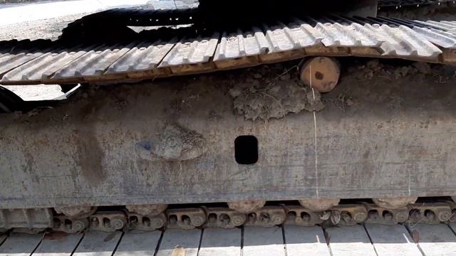 Экскаватор Komatsu и обезьяны в Тайланде смотреть онлайн
