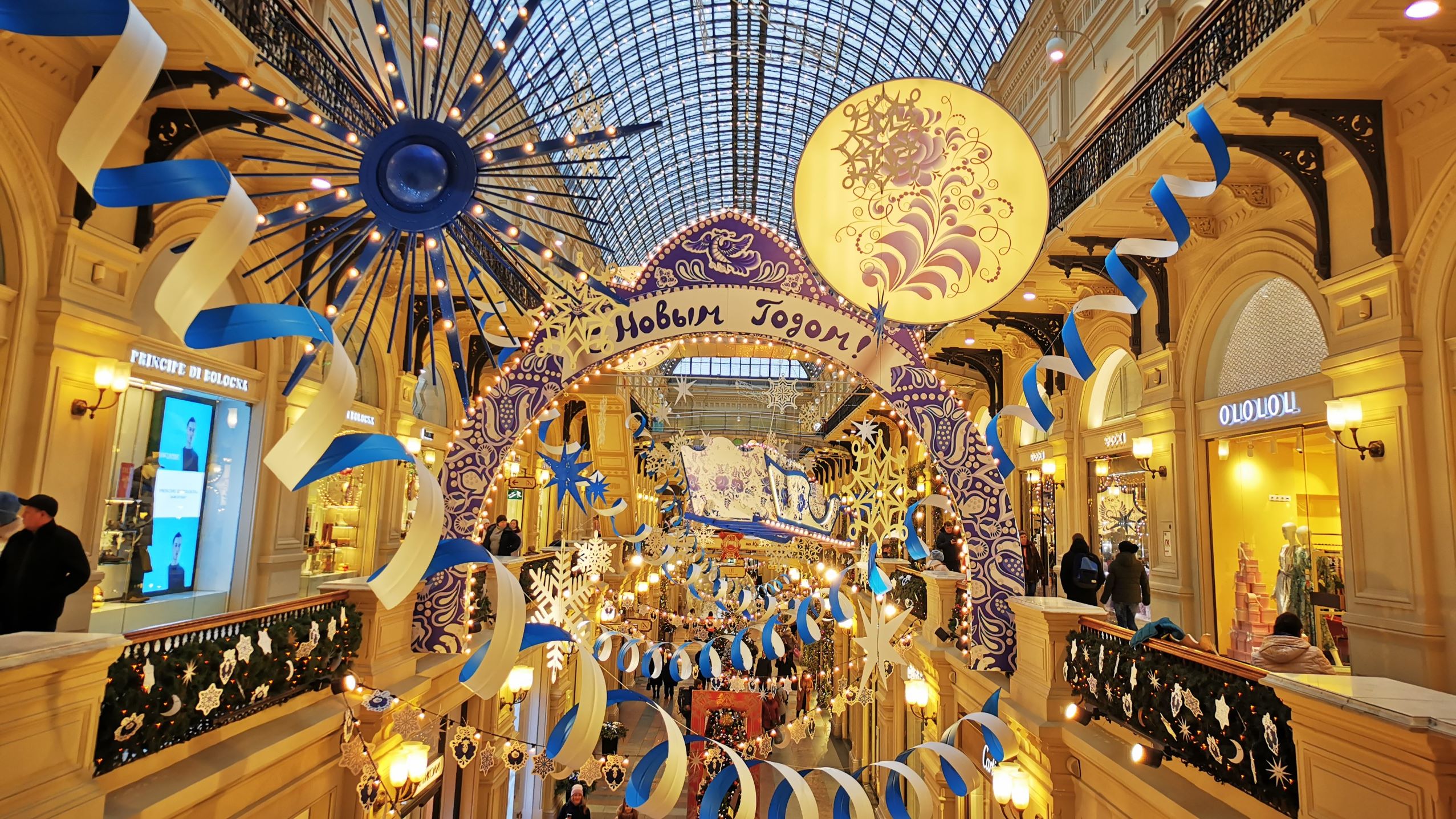 Московский ГУМ: назвал Ленин, закрыл Сталин, открыл Хрущев, а сейчас еще каток смотреть онлайн